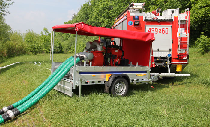 Przyczepa wyposażona w 4 podpory (wysuwane, lub regulowane-rokręcane zależnie od wariantu ofertowego)